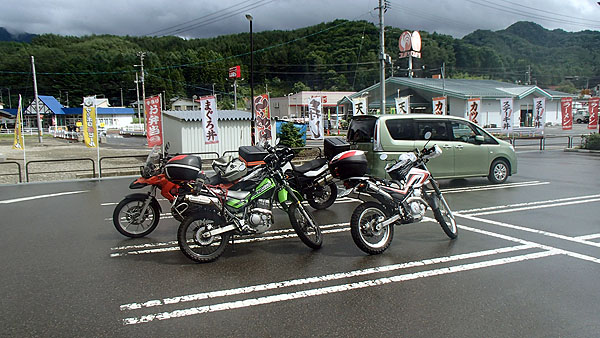 濡れた路面に影が・・・